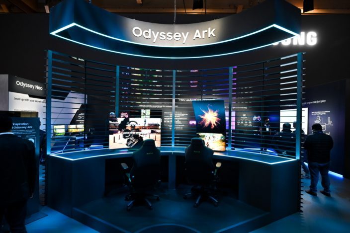 “Game on”: una exhibición invita a los asistentes a experimentar cómo The Odyssey Ark, una nueva pantalla de juego curva de 55 pulgadas, lleva la inmersión al siguiente nivel.