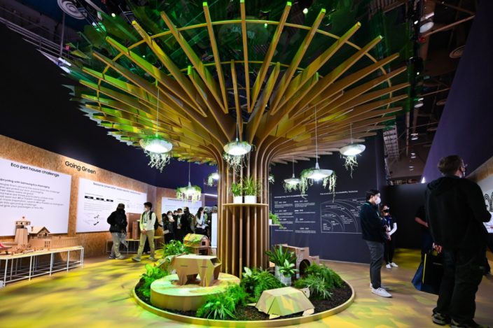 Un árbol de cartón y otras creaciones destacan la expansión del galardonado programa Eco-Packaging de Samsung.