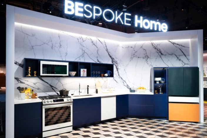 La línea de electrodomésticos Bespoke de Samsung ahora presenta una variedad más amplia de dispositivos personalizables, que incluyen refrigeradores French Door, cocinas y hornos de microondas over-the-range.