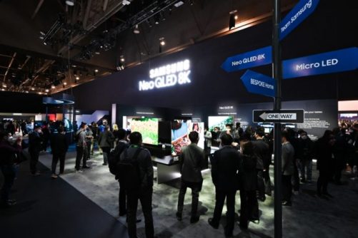 El Neo QLED 2022 de Samsung ilumina el stand con imágenes vibrantes y atrae a una multitud en el proceso.