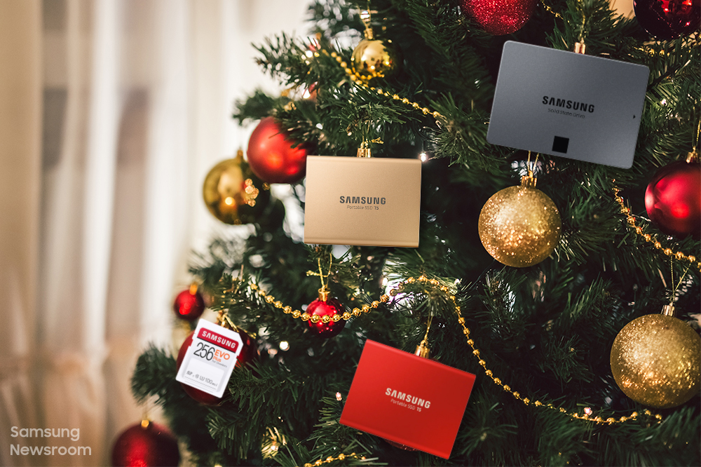 크리스마스 트리에 SSD와 SD카드가 걸려있는 모습