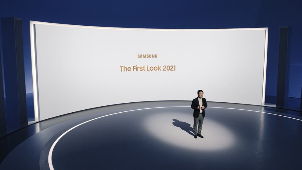 삼성전자 영상디스플레이사업부장 한종희 사장이 온라인으로 진행된 ‘삼성 퍼스트 룩 2021(Samsung First Look 2021)’ 행사에서 삼성전자 TV 신제품과 전략을 설명하고 있다.