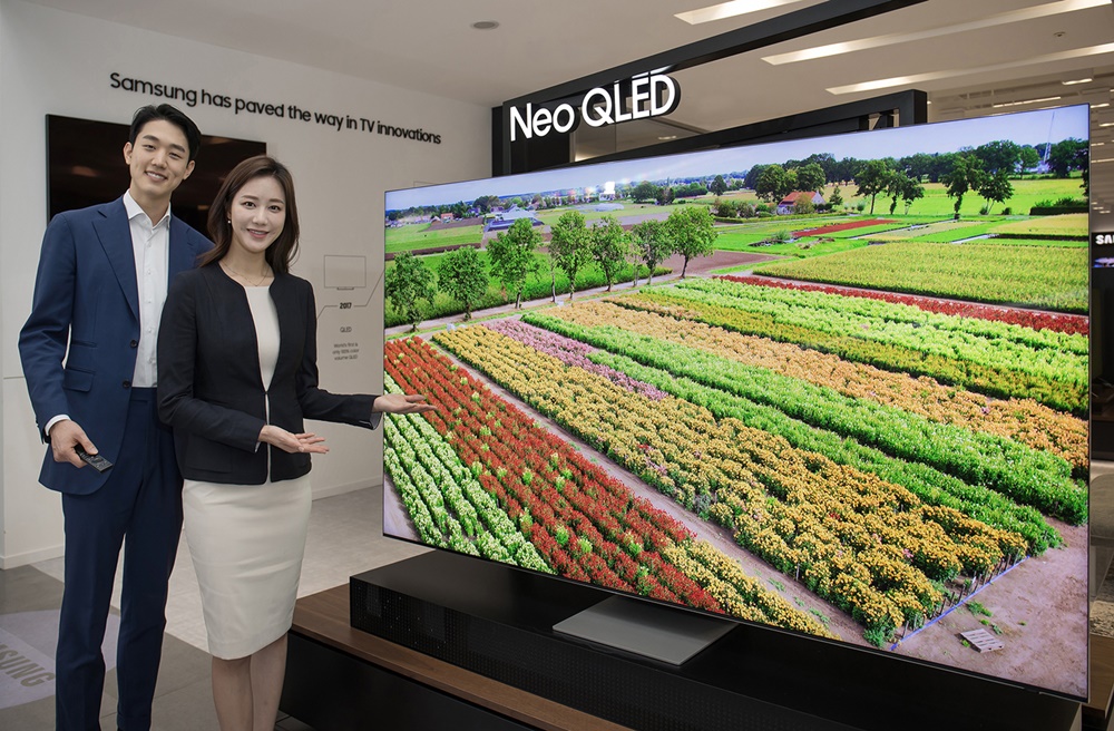 삼성전자 모델이 수원 삼성 디지털시티에서 2021년 신제품 Neo QLED TV를 소개하고 있다.