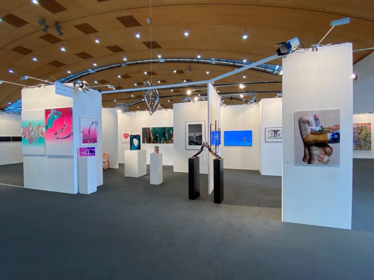 Ausstellungsfläche der Loft 11 Gallery auf der art Karlsruhe – der Samsung Neo QLED zeigte Werke von Kim Joon,  Axel Rockfish und Eric Mesplé (Copyright: Loft 11 Gallery, @loft11gallery)