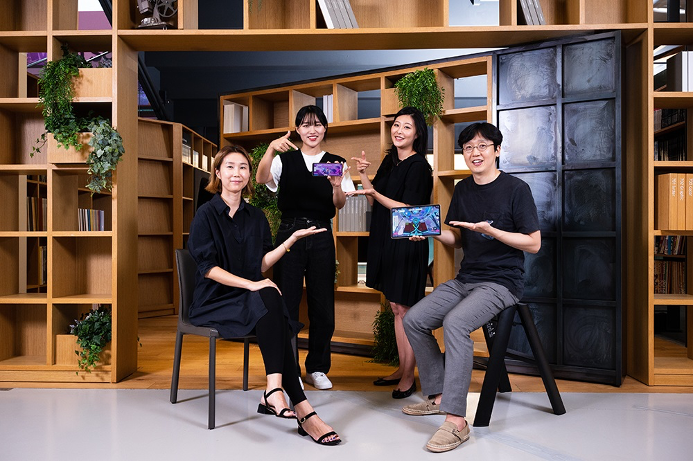 ▲ (De izq.a der.) Soojung Lee, Doeun Shin, Yeonee Choi y Jaeik Lee, diseñadores del Centro de Diseño Corporativo de Samsung, que participaron en el proyecto.