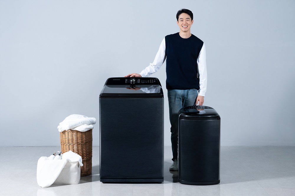 삼성전자 모델이 수원 삼성 디지털시티에서 전자동 세탁기 신제품을 소개하고 있다.