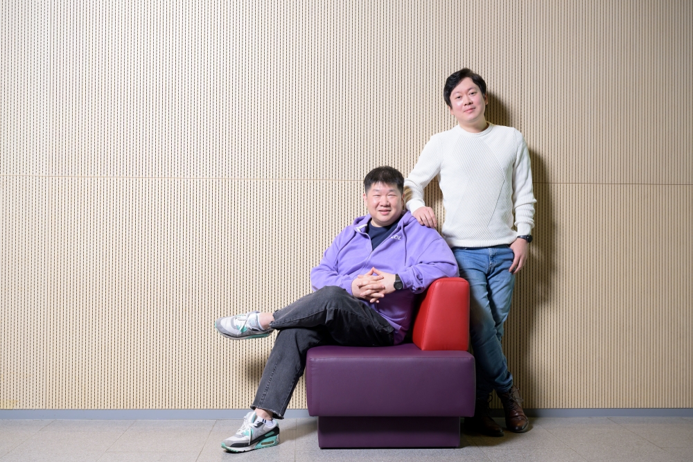 ▲ (Desde la izquierda) Jungwoo Kim y Joonyong Park, los desarrolladores de la tecnología Ray Tracing del Grupo de I&D de Plataforma de Sistemas de Negocios MX de Samsung Electronics 