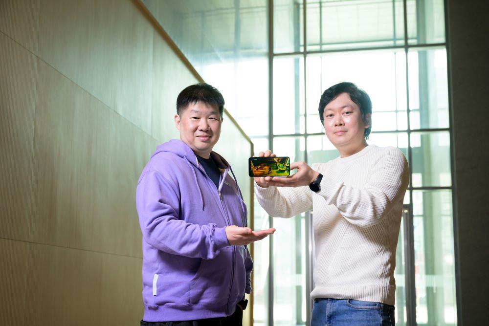 ▲ (Desde la izquierda) Jungwoo Kim y Joonyong Park del Grupo de I&D de Plataforma de Sistemas de Negocios MX de Samsung Electronics posan con el Galaxy S23, que introduce Ray Tracing en los juegos móviles.