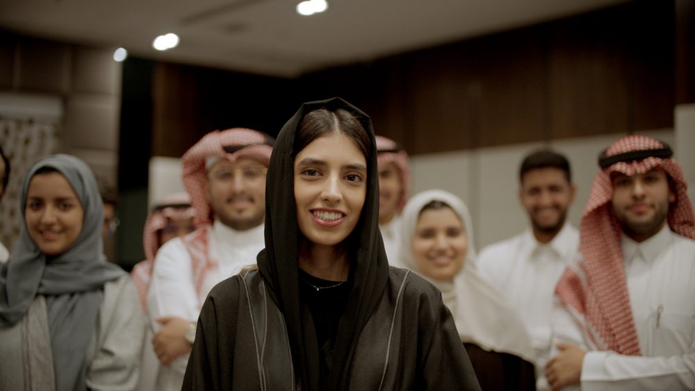 Nora posa con jóvenes líderes de Mutalaf durante la capacitación de una semana de la organización en Riad.