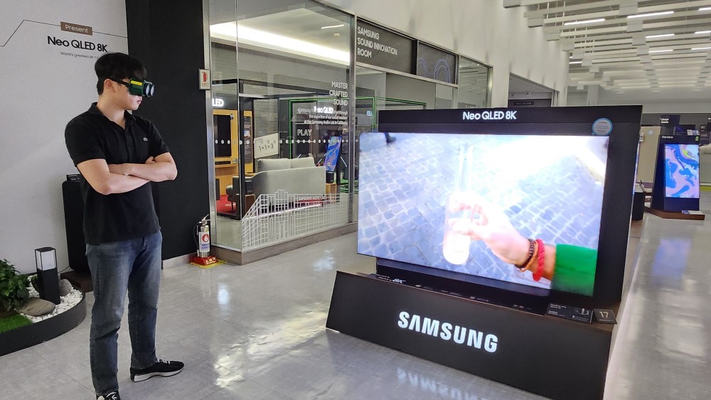 ▲ Como parte de los esfuerzos por comprender a los clientes con deficiencias visuales, los ingenieros de Samsung utilizaron gafas especiales para simular una visión borrosa.