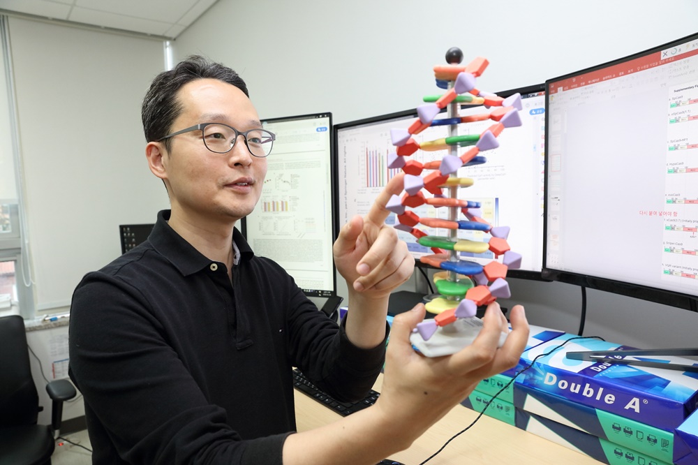 DNA 염기 서열을 이용해 생명 현상 발생 시간을 측정하는 시스템을 개발한 연세대학교 의과대학 김형범 교수