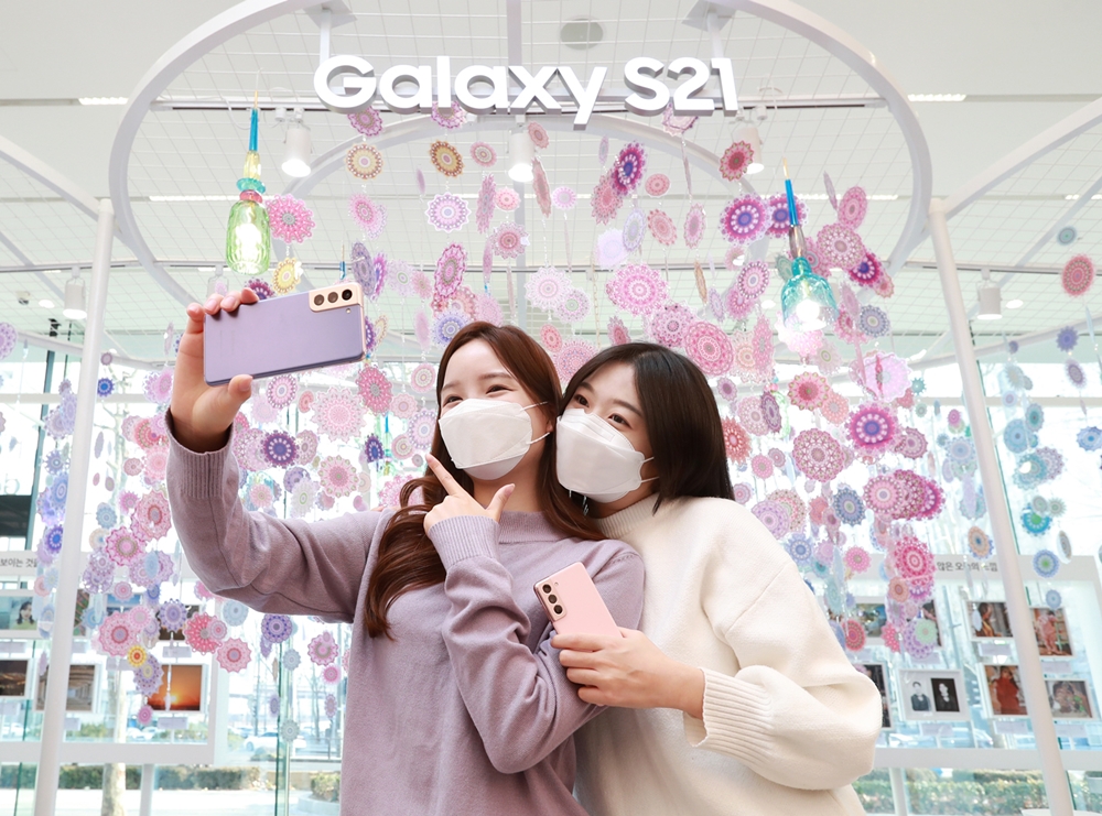 서울 강남구 삼성 디지털프라자 삼성대치점에서 소비자들이 ‘갤럭시 S21’로 셀피를 촬영하고 있는 모습