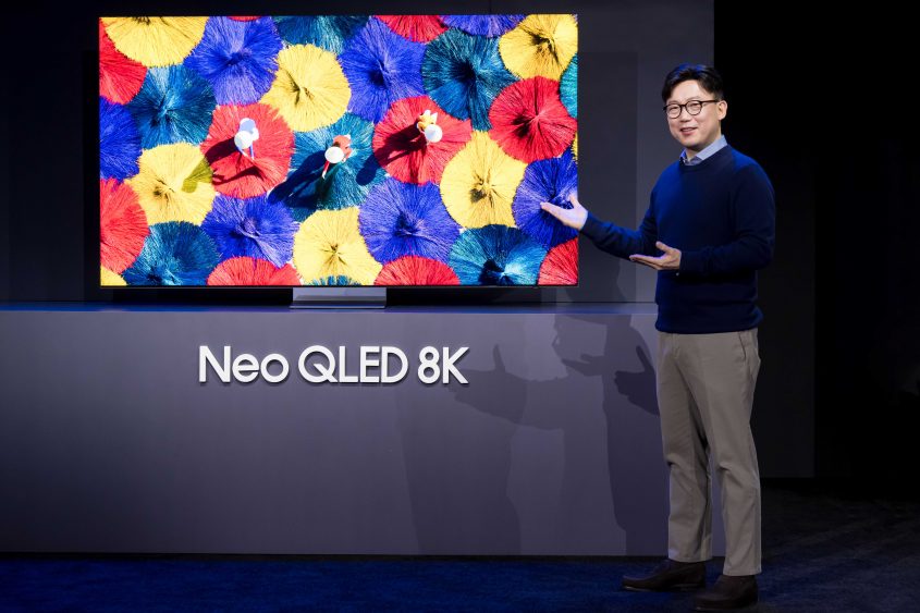 삼성전자 영상디스플레이사업부장 용석우 사장이 7일(현지시간) 진행된 '삼성 퍼스트 룩 2024(Samsung First Look 2024)' 행사에서 '24년형 Neo QLED 8K를 소개하고 있는 모습