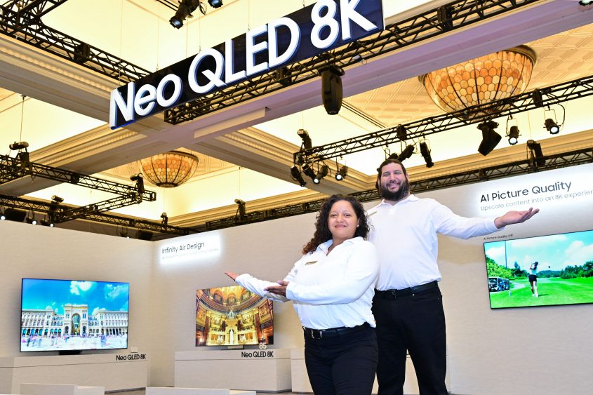 삼성전자 모델이 7일(현지시간) 진행된 '삼성 퍼스트 룩 2024(Samsung First Look 2024)' 행사에서 '24년형 Neo QLED 8K를 소개하고 있는 모습