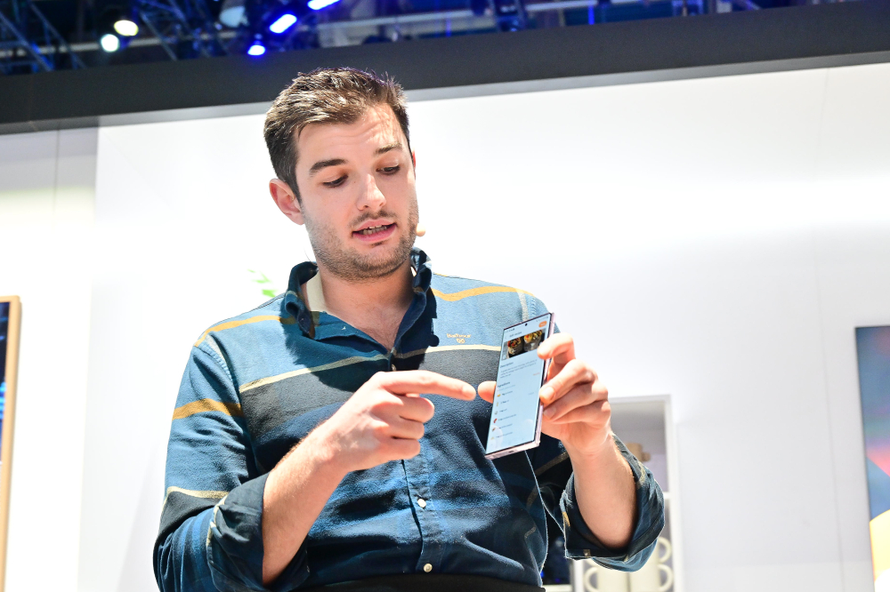CES 2024 쿠킹쇼에서 푸드 인플루언서 올리버 패터슨(Oliver Paterson)이 삼성 푸드 앱의 ‘레시피 개인화(Personalize Recipe)’ 기능을 사용하고 있다