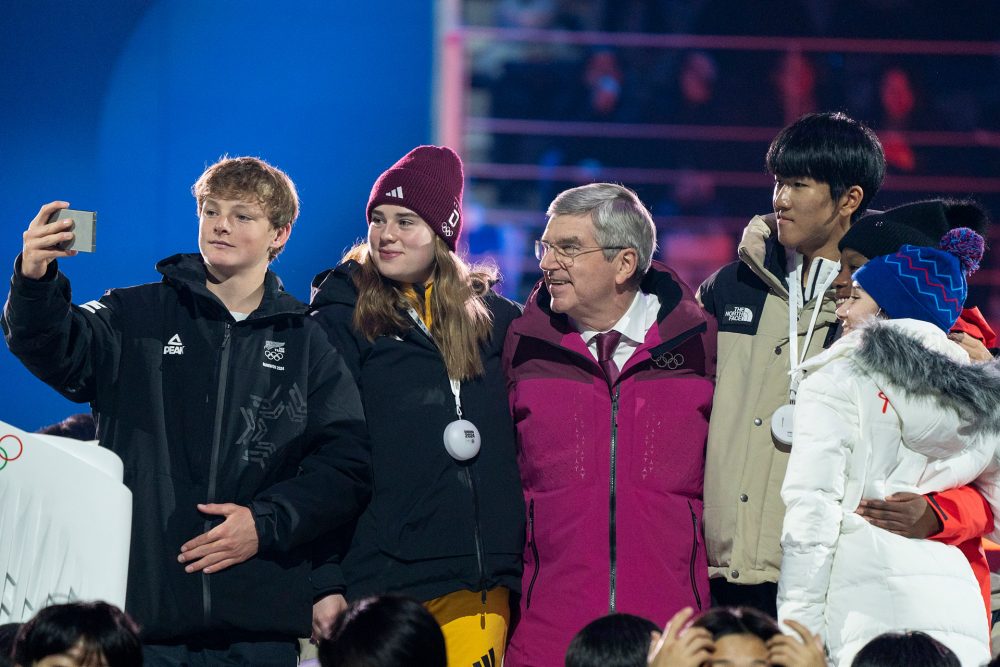 19일, 2024 강원 동계청소년올림픽 개막식에서 토마스 바흐(Thomas Bach) 국제올림픽위원회(IOC) 위원장이 청소년 올림픽 선수들과 함께 갤럭시 S24 울트라로 셀피를 찍고 있다.