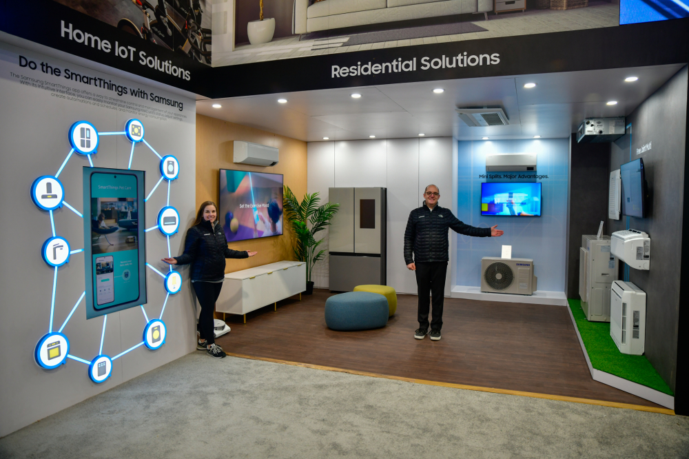 삼성전자가 미국 시카고에서 개최되는 북미 최대 공조 전시회 'AHR 엑스포'에 참가해 혁신적인 공조 솔루션을 선보인다. 삼성전자 모델이 스마트싱스를 중심으로 한 홈 IoT 솔루션을 소개하고 있는 모습