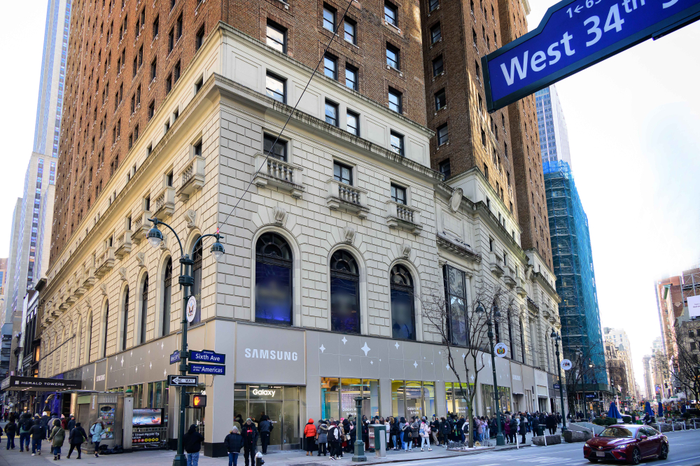 뉴욕 맨해튼 34번가에 자리한 ‘갤럭시 익스피리언스 스페이스’. 개관 1시간 전부터 현지인들이 길게 줄을 늘어섰다.