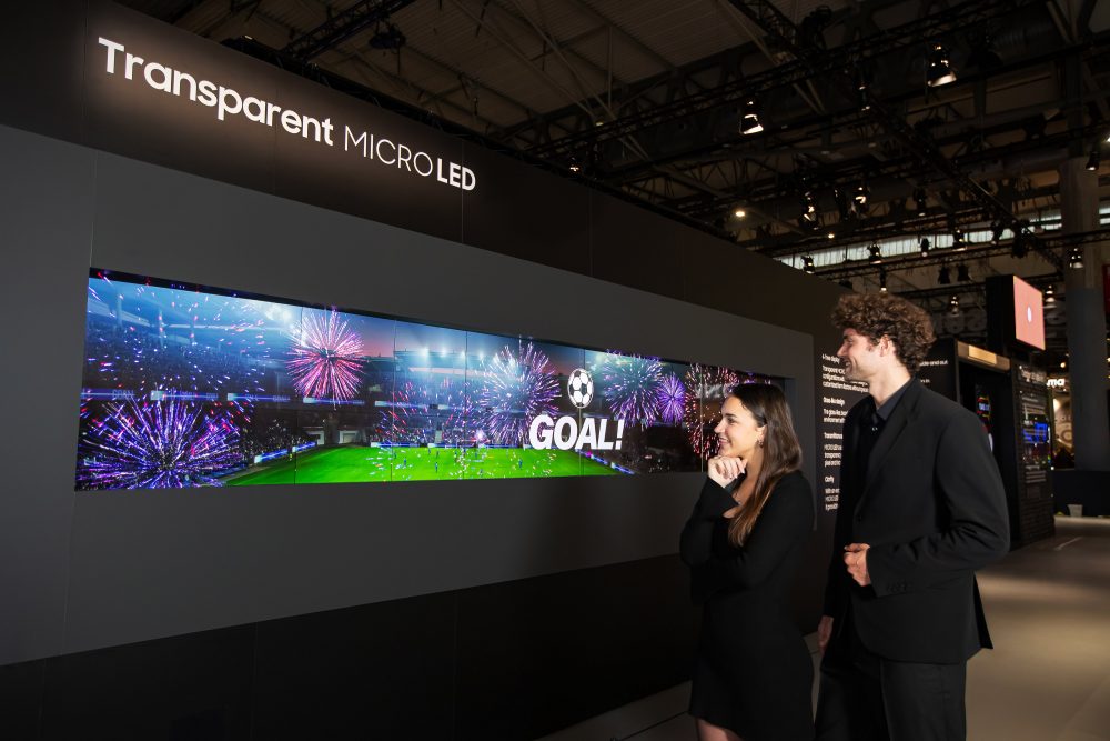 삼성전자 모델이 스페인 바르셀로나에서 개최되는 유럽 최대 디스플레이 전시회 'ISE 2024'에서 투명 마이크로 LED를 소개하고 있다.