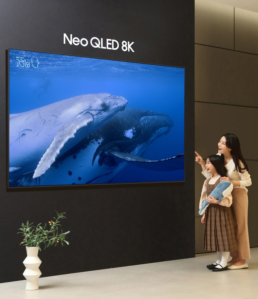 삼성전자 모델이 삼성스토어 대치점에서 국내 최초 8K 수중 촬영으로 제작한 SBS 창사특집 다큐멘터리 '고래와 나'의 주요 장면을 Neo QLED 8K로 감상하는 체험형 프로그램 '8K 고래와 나'를 소개하고 있다.