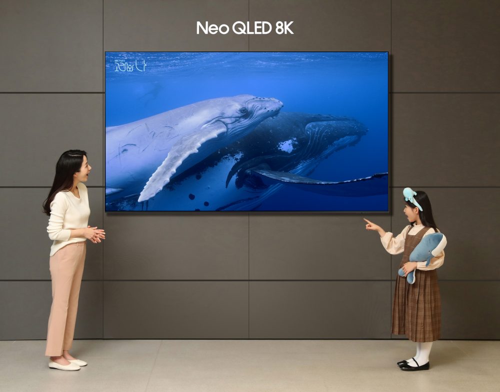 삼성스토어 대치점에서 삼성전자 모델이 SBS 창사특집 다큐멘터리 '고래와 나'의 주요 장면을 Neo QLED 8K로 감상하는 체험형 프로그램 '8K 고래와 나' 이벤트를 소개하는 모습