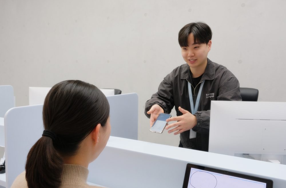 삼성강남센터에 방문한 고객이 휴대폰 상담을 받고 있다.