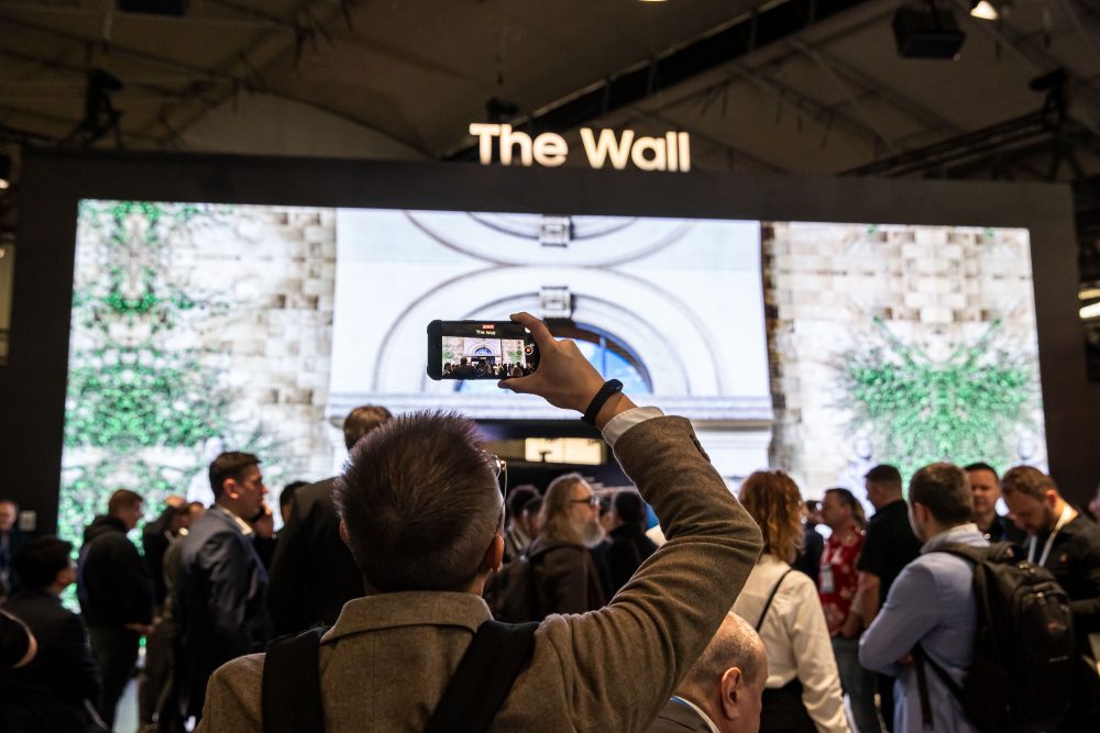 ▲ 삼성전자 전시장을 찾은 관람객들이 입구에 설치된 ‘더 월(The Wall)’을 활용한 초대형 미디어 파사드를 살펴보고 있다.