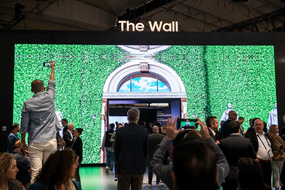 삼성전자 전시장을 찾은 관람객들이 입구에 설치된 ‘더 월(The Wall)’을 활용한 초대형 미디어 파사드를 살펴보고 있다.