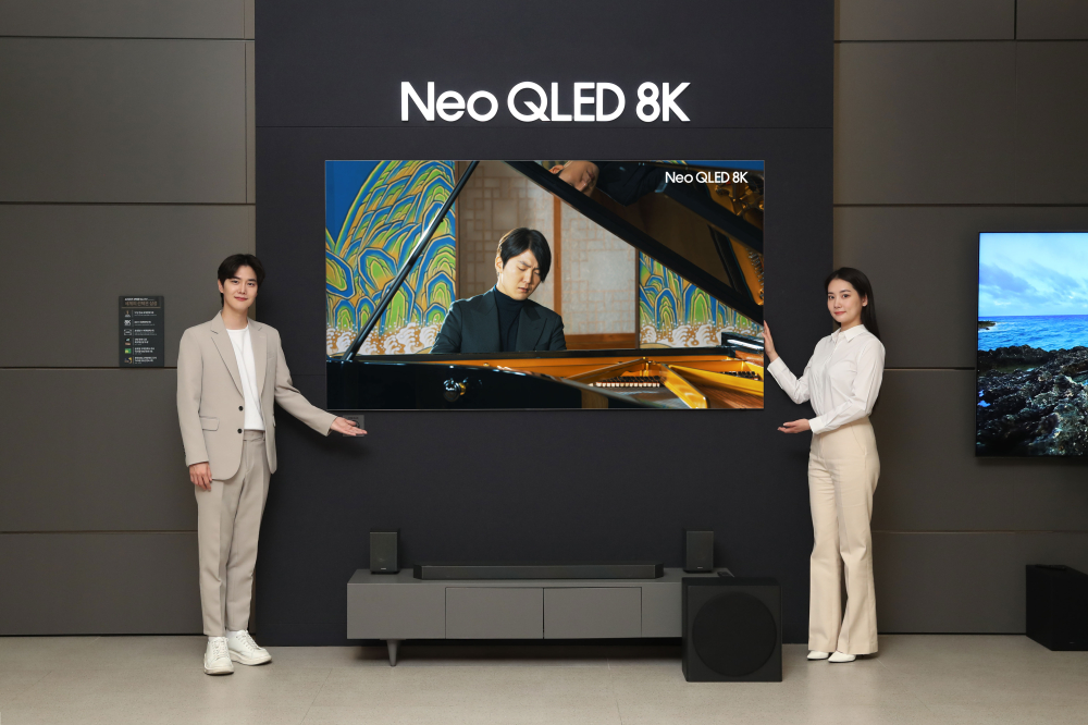 삼성스토어 대치점에서 Neo QLED 8K TV로 파이니스트 조성진의 8K 라이브 연주 영상을 감상하고 있는 삼성전자 모델 모습