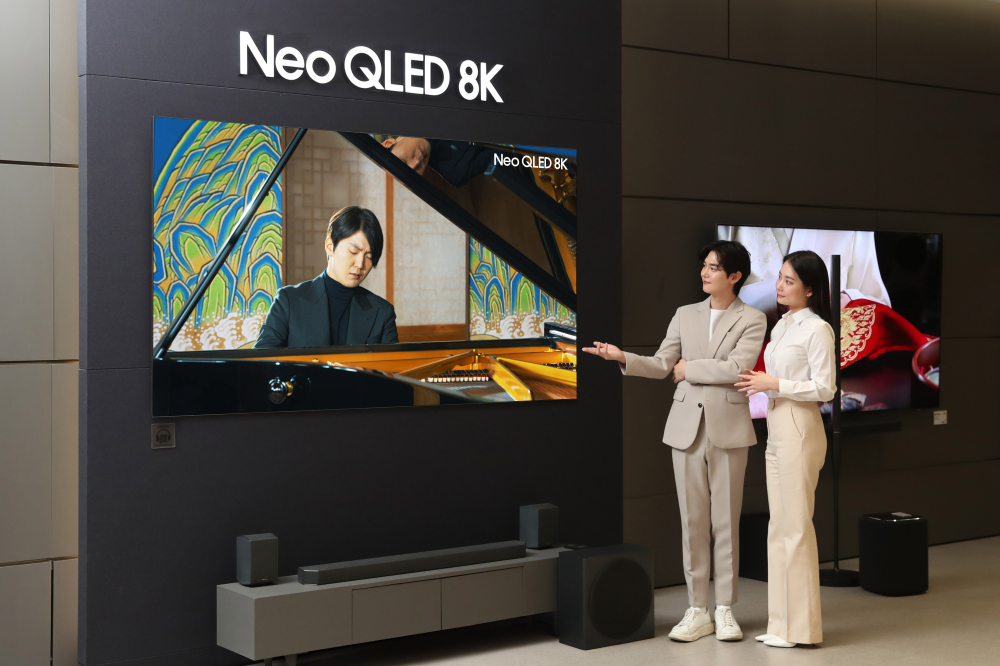 삼성전자 모델이 삼성스토어 대치점에서 Neo QLED 8K TV로 파이니스트 조성진의 8K 라이브 연주 영상을 감상하고 있다.