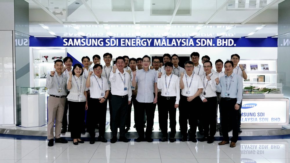 2.9(금) 이재용 삼성전자 회장이 말레이시아 스름반 SDI 생산법인에서 현지 근무자들과 기념 사진을 촬영했다.