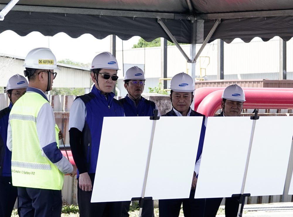 2.9(금) 이재용 삼성전자 회장이 말레이시아 스름반 SDI 생산법인 2공장 현황을 보고받았다.