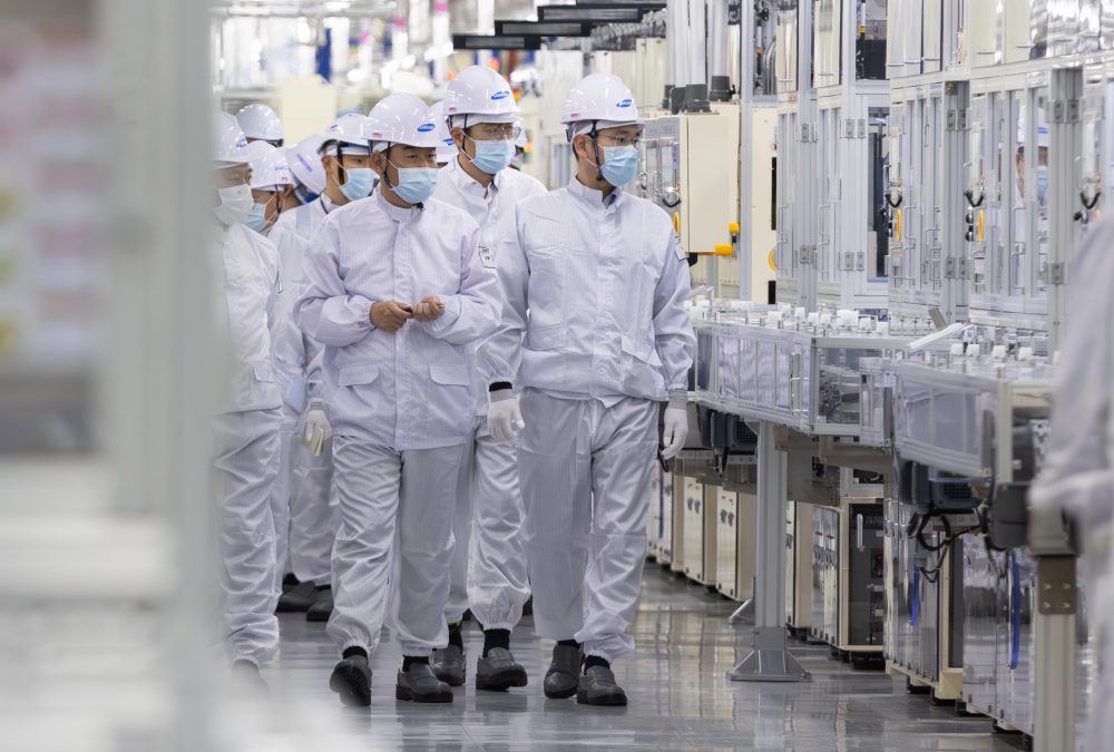 2.9(금) 이재용 삼성전자 회장이 말레이시아 스름반 SDI 생산법인 2공장을 점검했다.