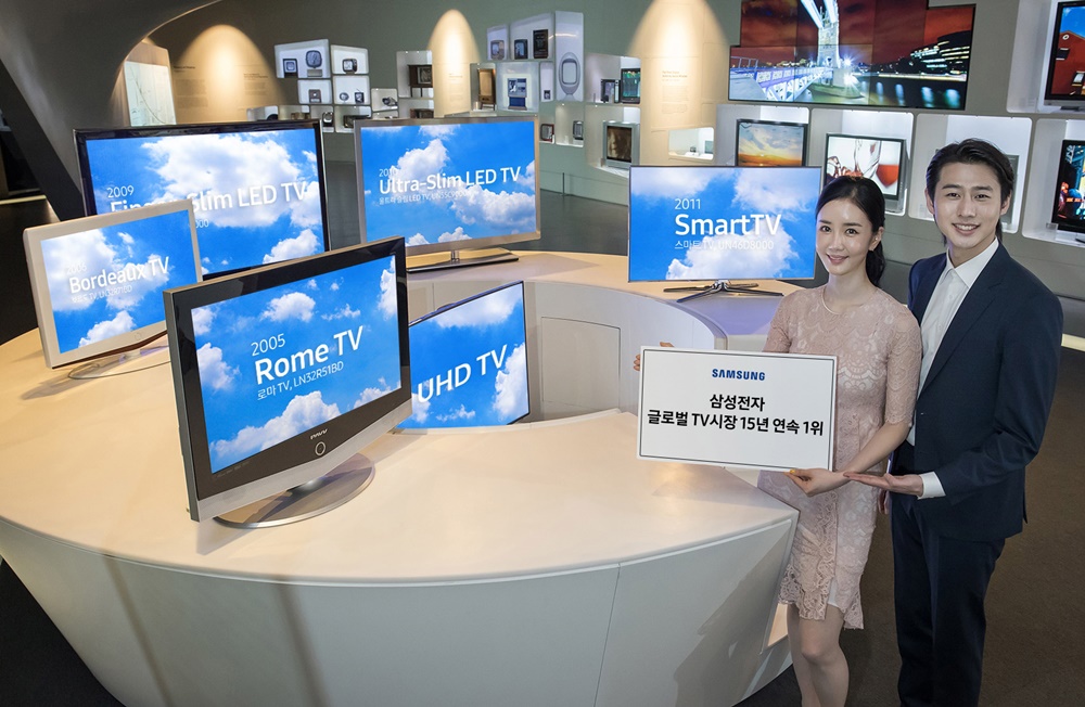 삼성전자 모델이 경기도 수원에 위치한 삼성 이노베이션 뮤지엄에서 삼성 TV의 15년 연속 1위 달성 성과를 소개하고 있다.