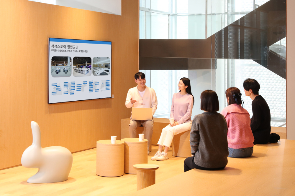삼성스토어가 매장 내 강의실을 모임 장소로 무상 대여하는 '열린공간 서비스'를 전국 27개 매장에서 본격 운영한다. 삼성스토어 부천중동점에서 해당 서비스를 소개하는 모습.