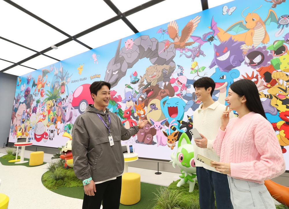 삼성 강남 '갤럭시 스튜디오 Game'에서 팬큐레이터가 방문객들에게 '더 월' 앞 포켓몬과의 단체 사진 촬영을 안내하는 모습 