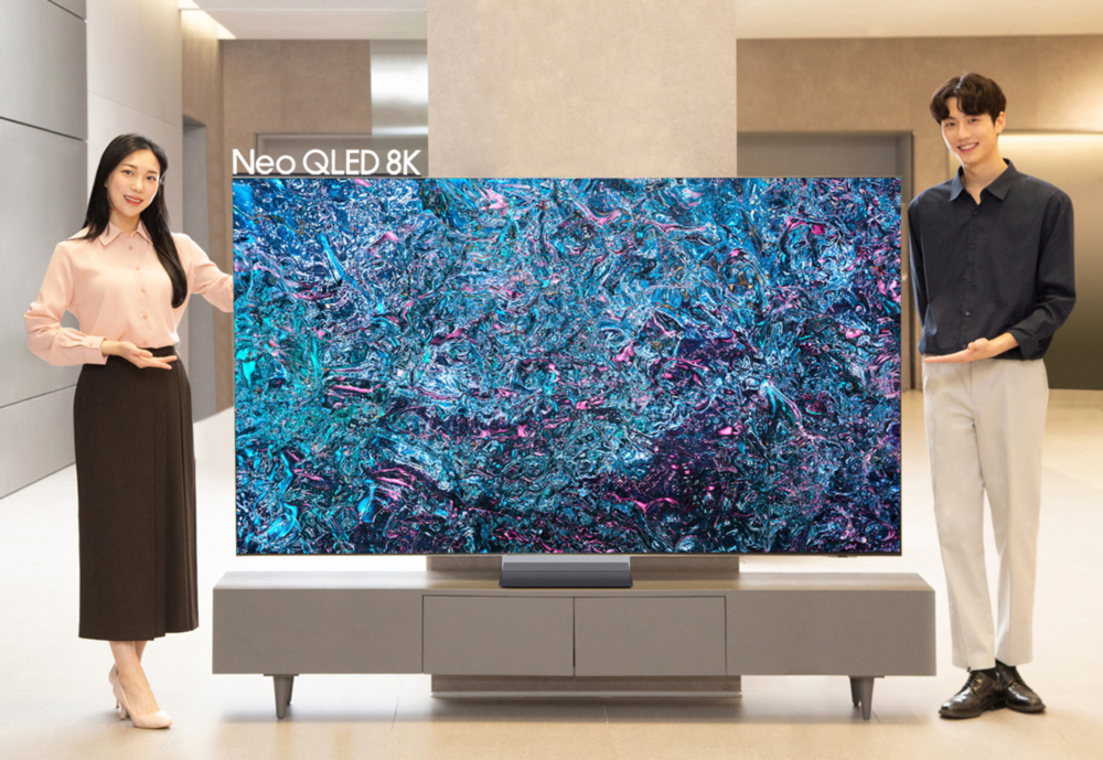 삼성스토어 대치점에서 2024형 Neo QLED 8K 85형 제품을 삼성전자 모델이 소개하는 모습