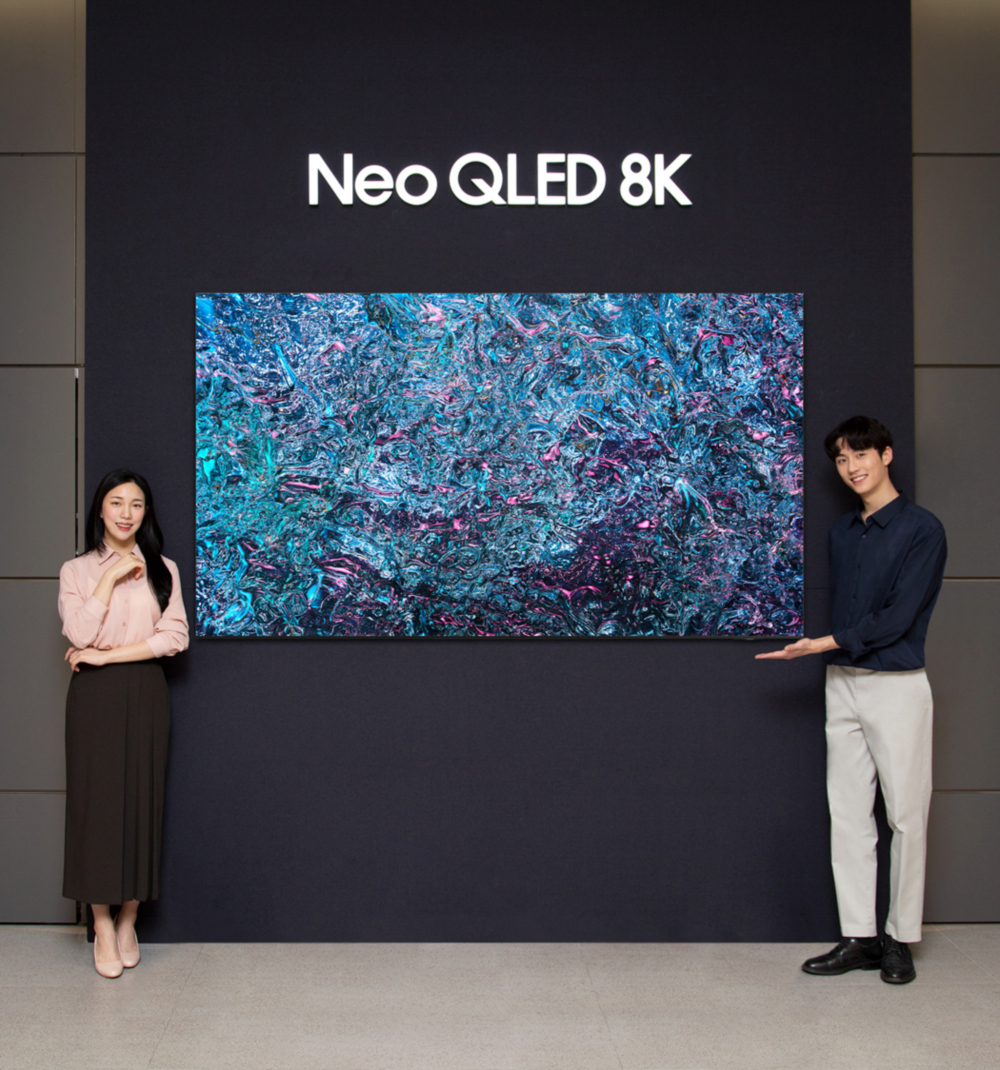 삼성전자 모델이 삼성스토어 대치점에서 2024형 Neo QLED 8K 85형 제품을 소개하고 있다.