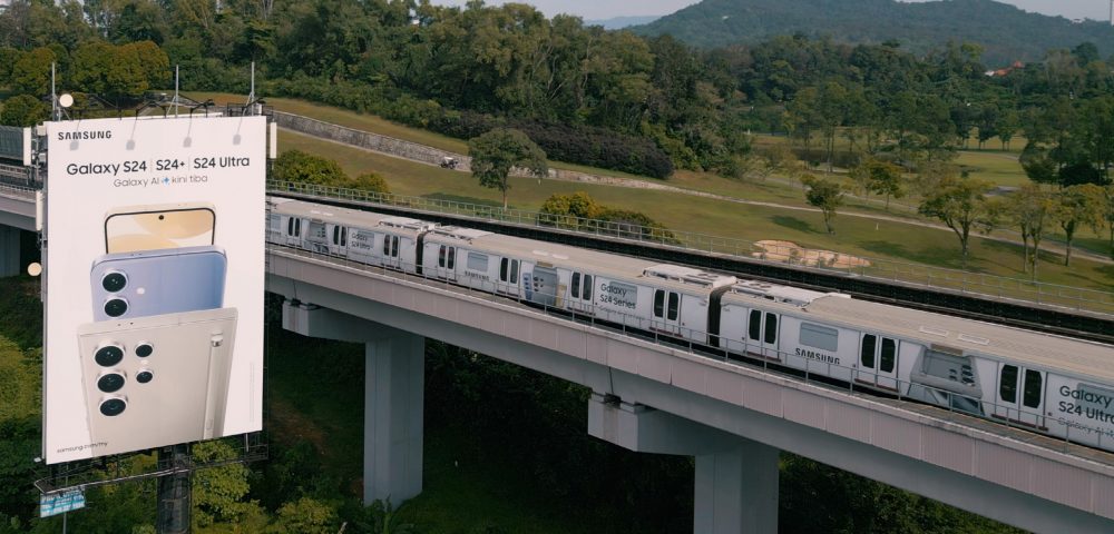 '갤럭시 S24'와 '갤럭시 AI' 이미지로 랩핑된 말레이시아 쿠알라룸푸르 지하철 외부를 멀리서 촬영한 모습