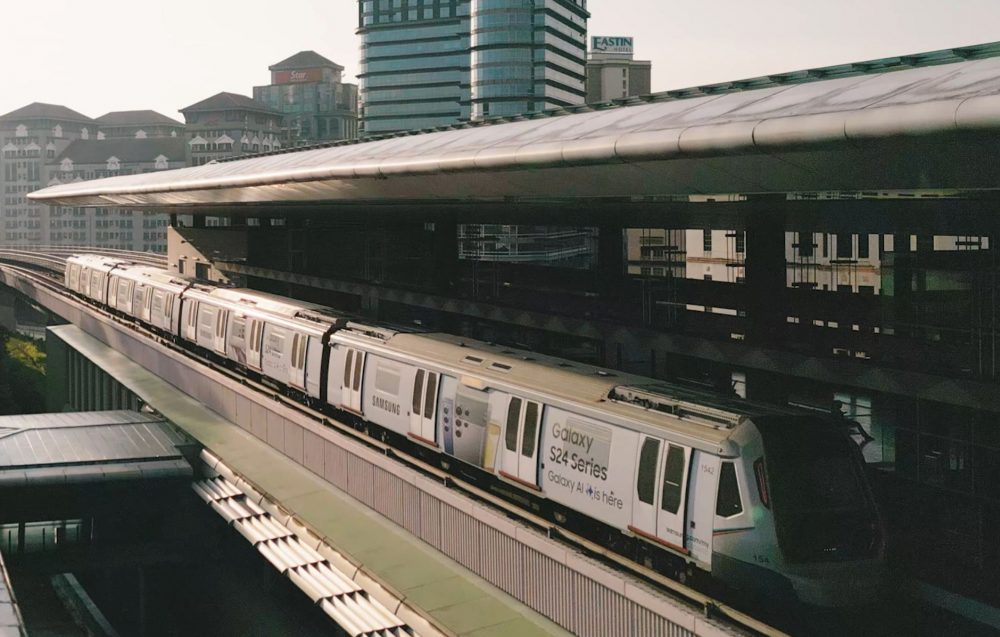 '갤럭시 S24'와 '갤럭시 AI' 이미지로 랩핑된 말레이시아 쿠알라룸푸르 지하철이 역사에 들어선 모습