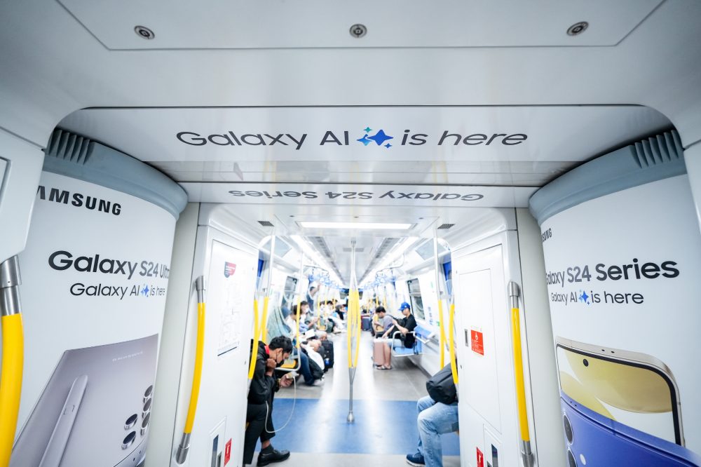 '갤럭시 S24'와 '갤럭시 AI' 이미지로 랩핑된 말레이시아 쿠알라룸푸르 지하철 내부