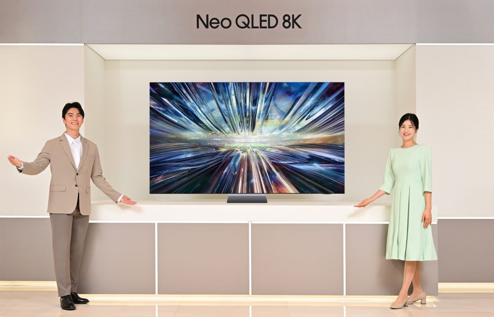 역대급 성능의 '3세대 AI 8K 프로세서'를 탑재한 2024년형 Neo QLED 8K TV 신제품을 삼성전자 모델이 소개하고 있다.