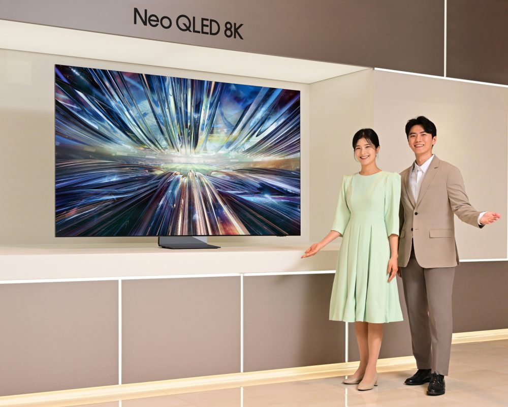 삼성전자 모델이 '3세대 AI 8K 프로세서'를 탑재한 2024년형 Neo QLED 8K TV 신제품을 소개하고 있다.