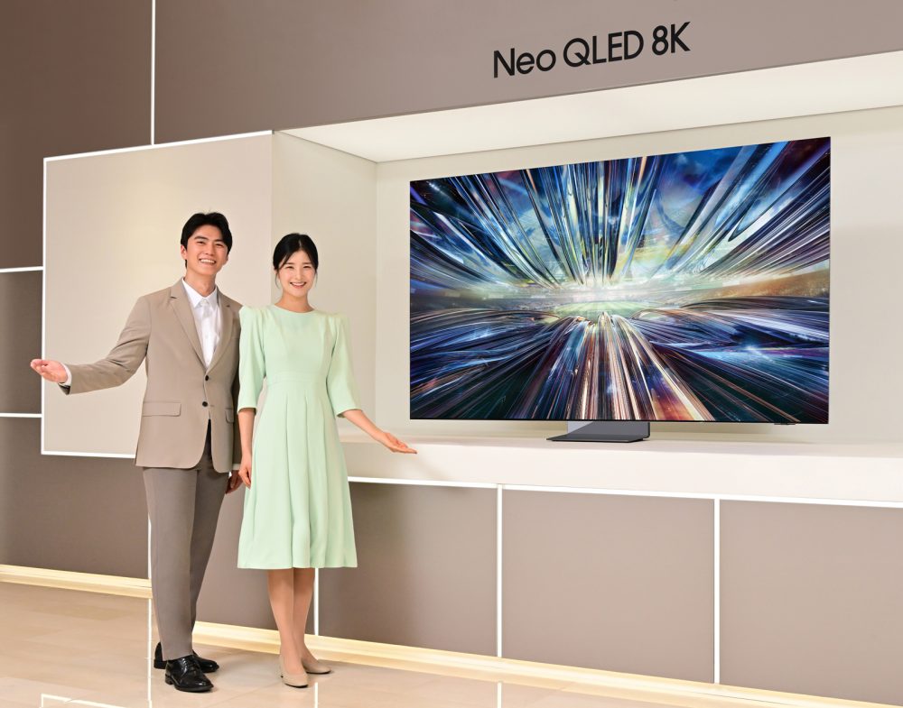 역대급 성능의 '3세대 AI 8K 프로세서'를 탑재한 2024년형 Neo QLED 8K TV 신제품을 소개하고 있다.