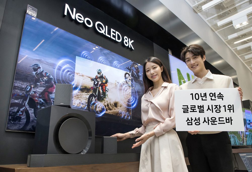 삼성전자가 사운드바 시장에서 10년 연속 글로벌 시장 1위 달성를 달성했다. 삼성전자 모델이 이를 기념하며 2024년형 사운드바 'HW-Q990D'와 2024년형 Neo QLED 8K 제품을 소개하고 있다.