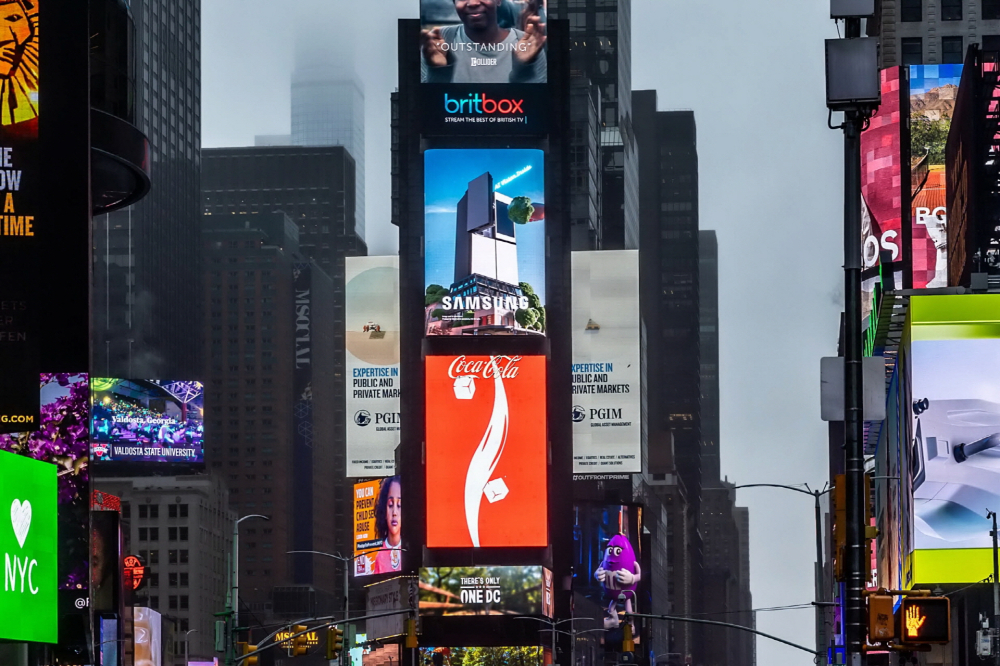 미국 뉴욕 타임스스퀘어에서 '비스포크 AI 패밀리허브' 냉장고 영상으로 옥외광고를 선보이고 있다.