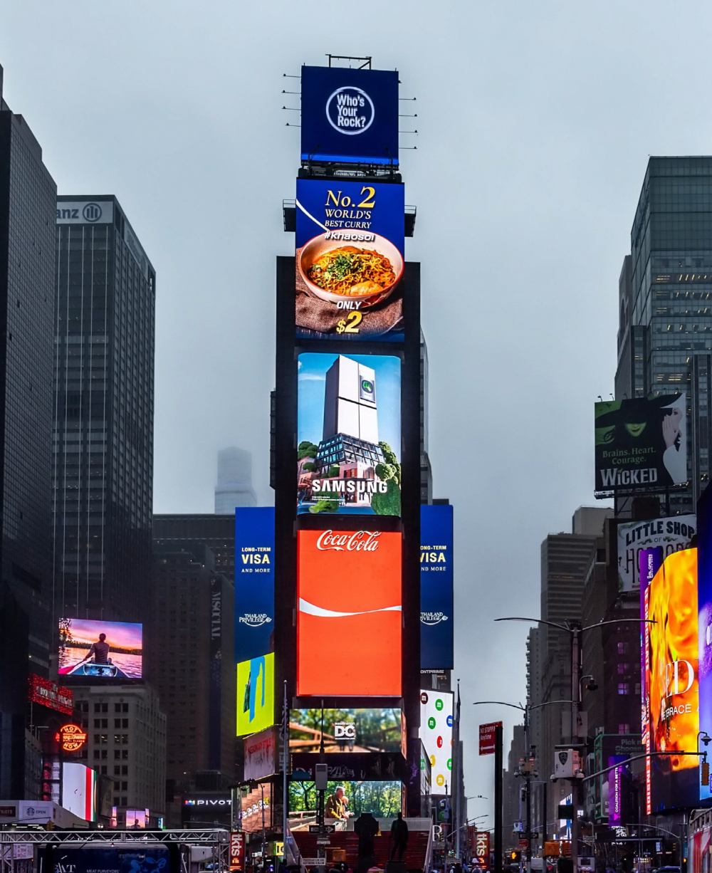 삼성전자가 미국 뉴욕 타임스스퀘어에서 '비스포크 AI 패밀리허브' 냉장고 영상으로 옥외광고를 선보이고 있다.