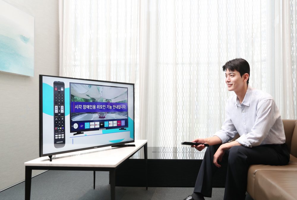 '시각·청각 장애인용 TV 보급사업' 공급 모델인 '40형 풀HD 스마트 TV'를 삼성전자 모델이 소개하고 있는 모습.