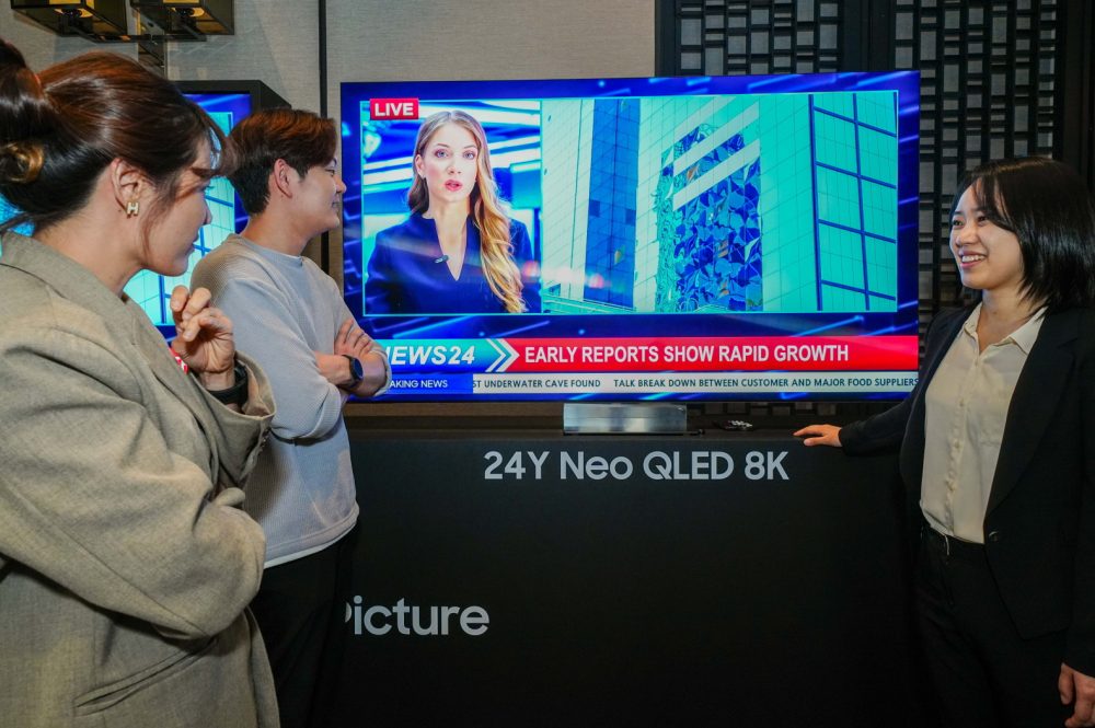 태국 방콕 '2024 동남아 테크세미나'에서 참석자들이 삼성전자 2024년형 Neo QLED 8K 신제품을 살펴보고 있다. 