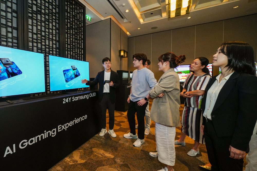 태국 방콕 '2024 동남아 테크세미나'에서 참석자들이 삼성전자 2024년형 OLED 신제품을 살펴보고 있다.